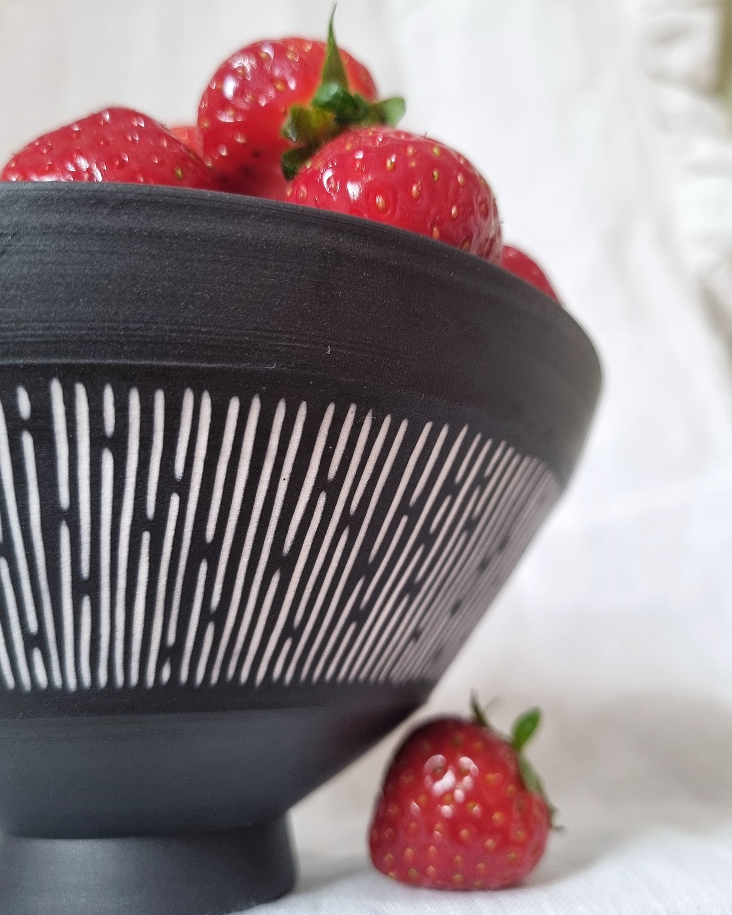 Bol ramen/coupe en porcelaine noire à lignes