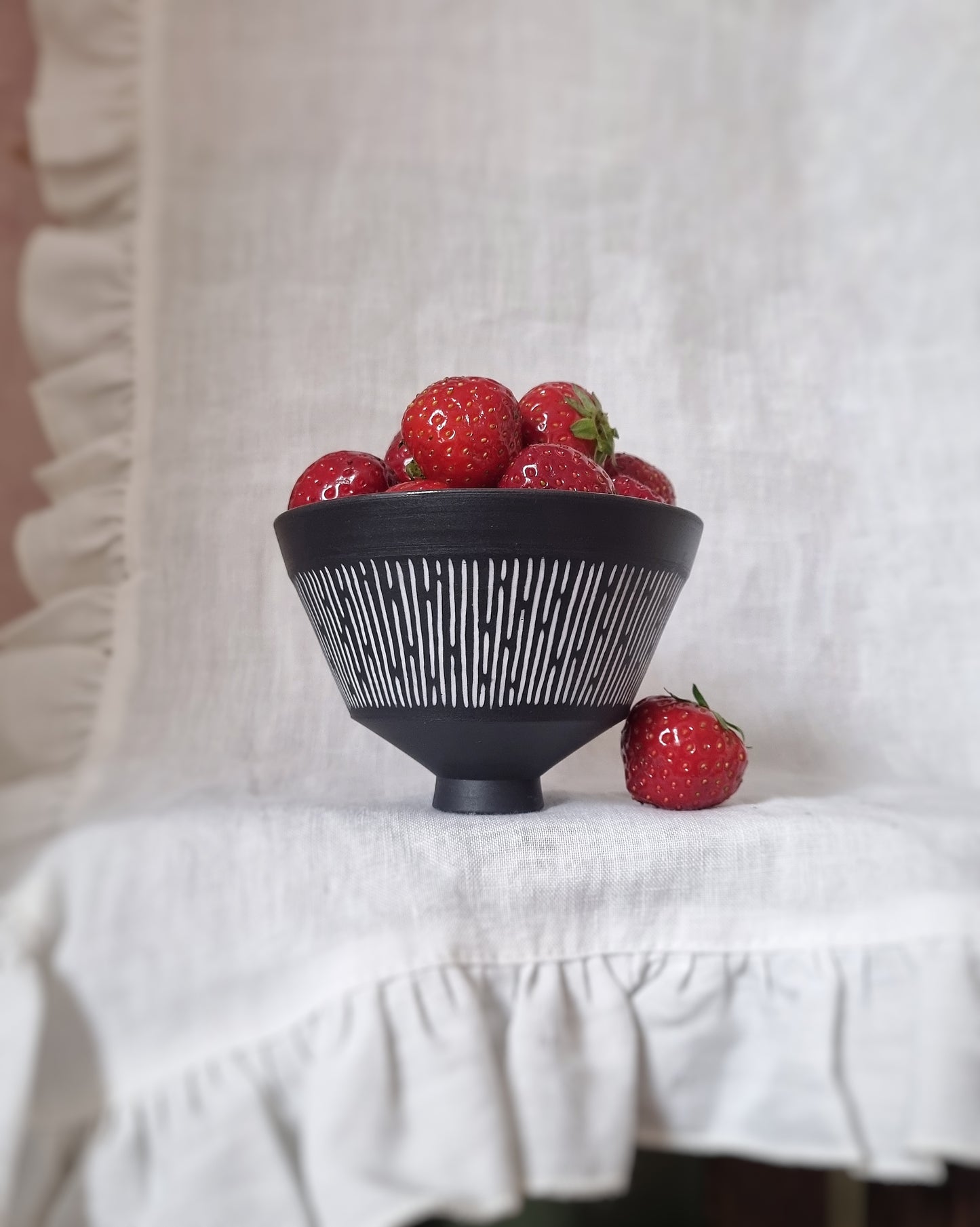 Petit bol en porcelaine noire lignes blanches