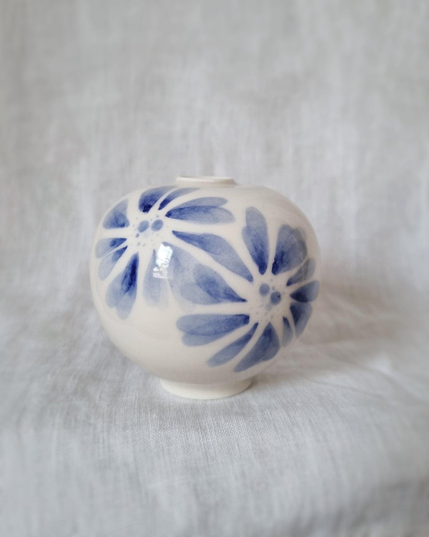 Mini vase en porcelaine avec fleurs bleues — A