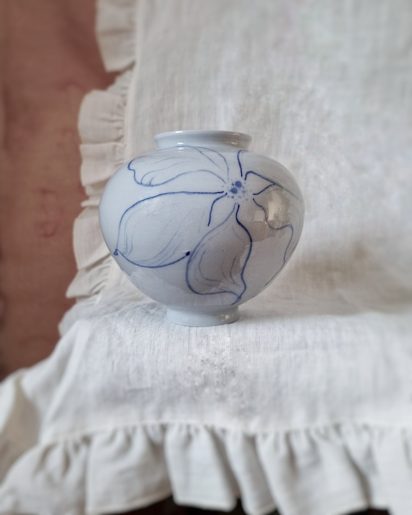 Vase porcelaine bleutée avec grandes fleurs bleues