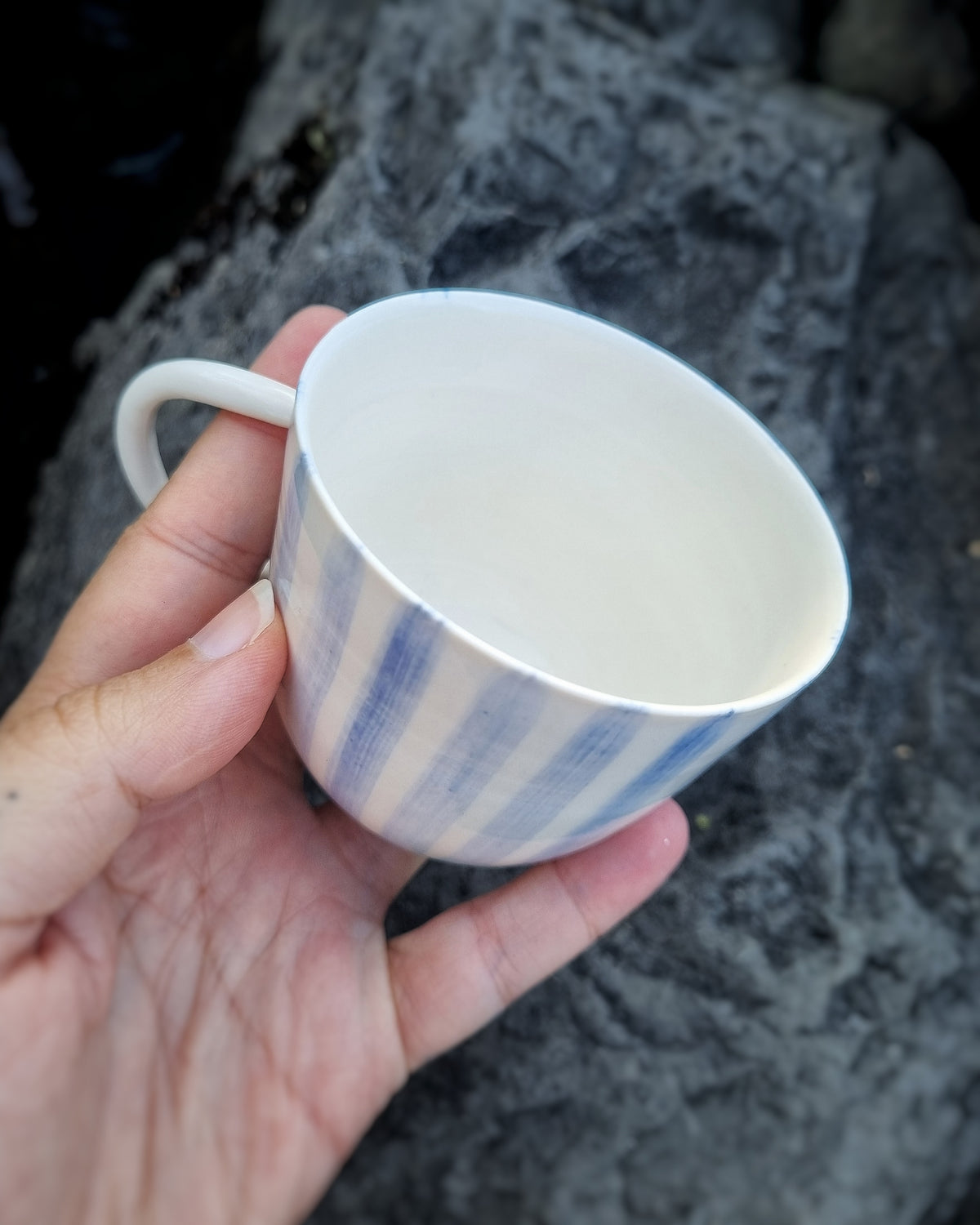 Tasse 180ml avec anse en porcelaine, avec lignes bleu cobalt