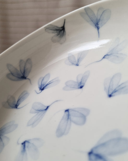 Bol plat en porcelaine avec feuilles au vent bleues