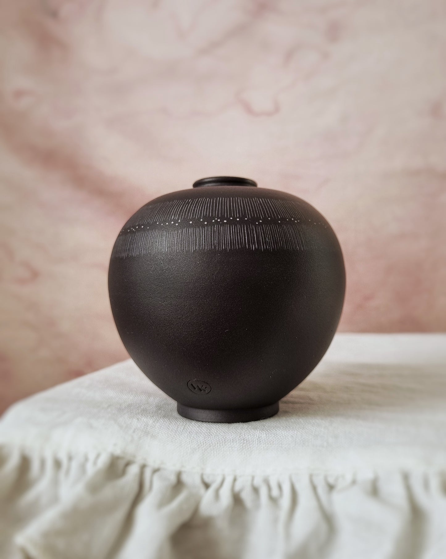 Petit vase sphérique en porcelaine noire — traits & points Sanggam