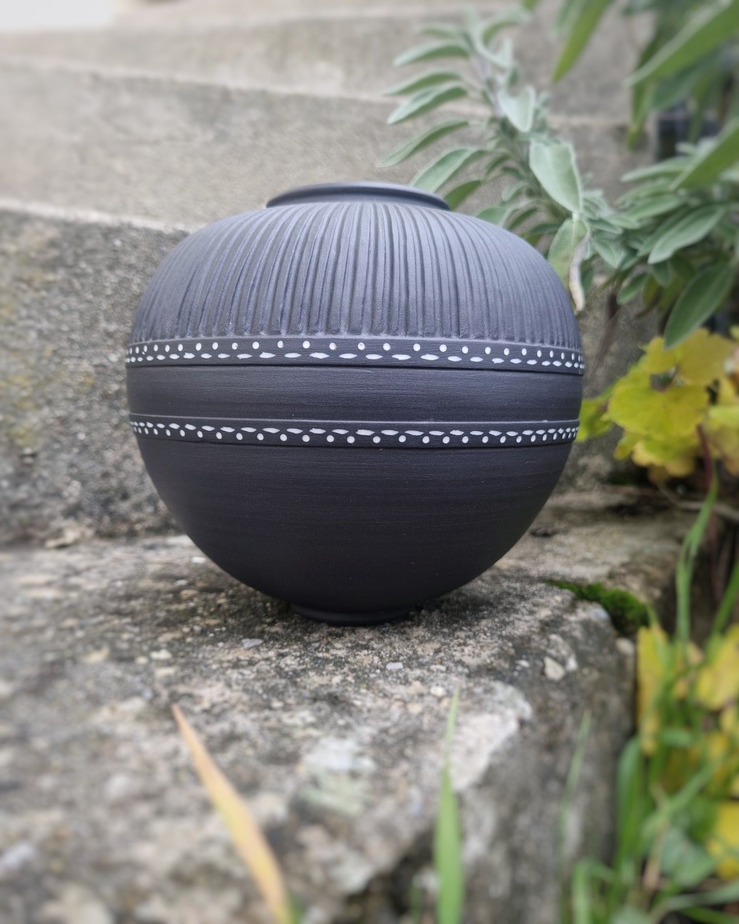 Vase moyen gravé porcelaine noire
