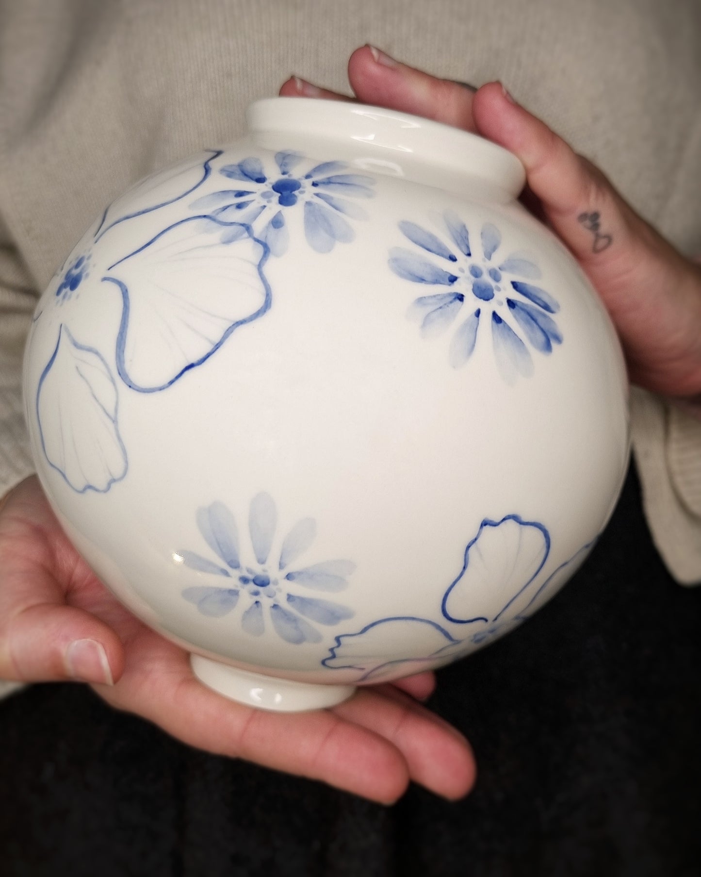 Grand vase en porcelaine avec fleurs bleues