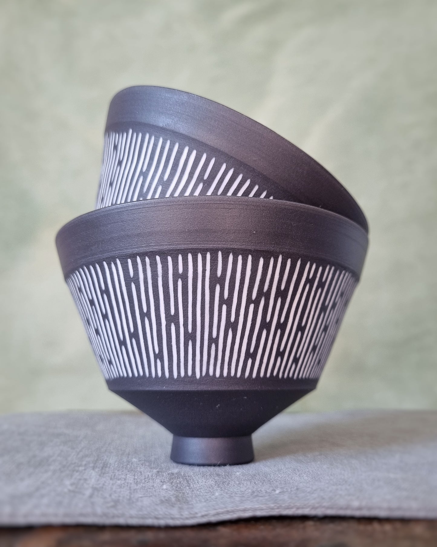 Tasse porcelaine noire lignes blanches
