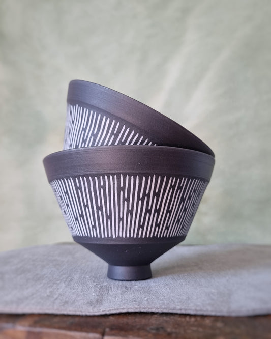 Tasse porcelaine noire lignes blanches