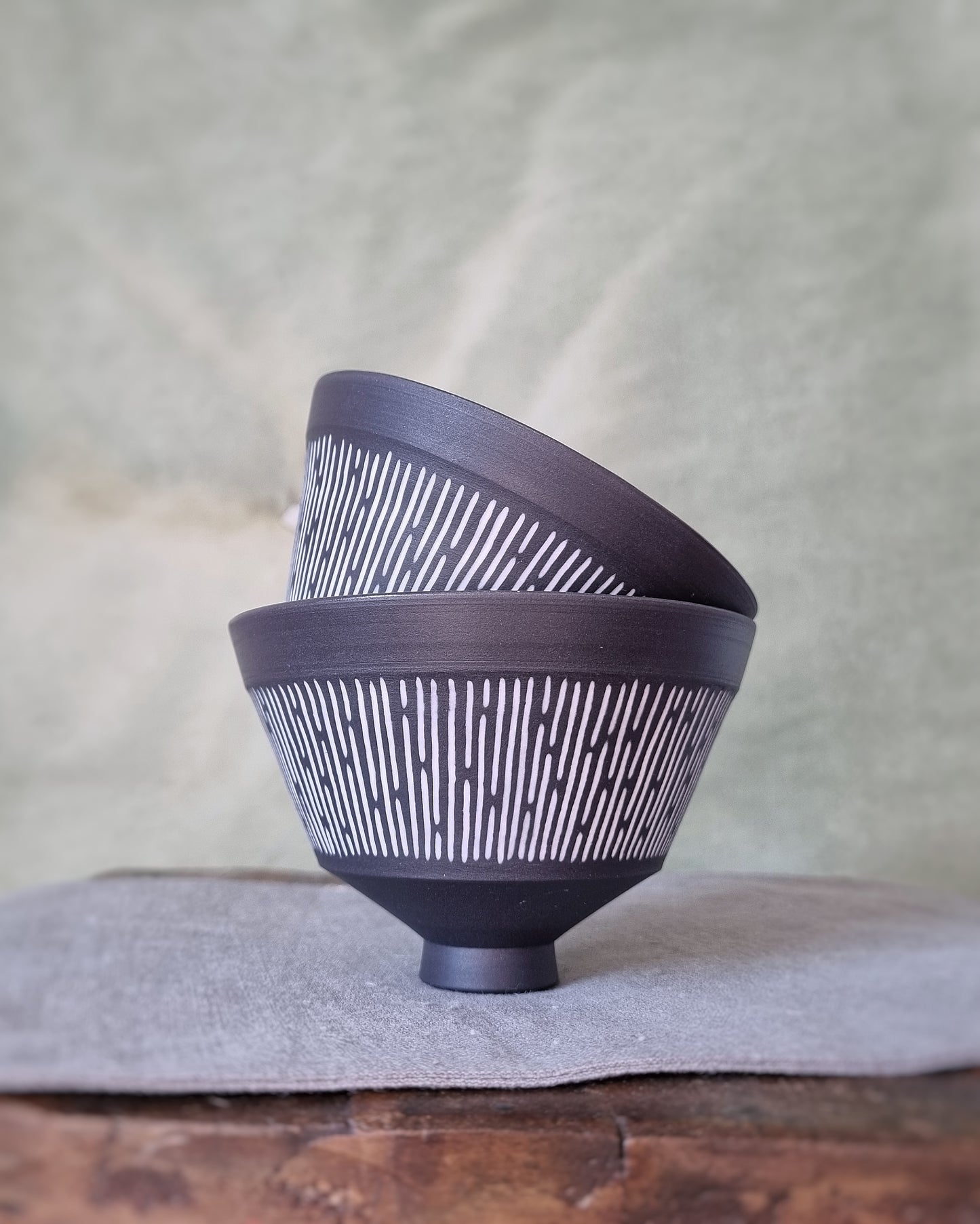 Tasse porcelaine noire lignes blanches