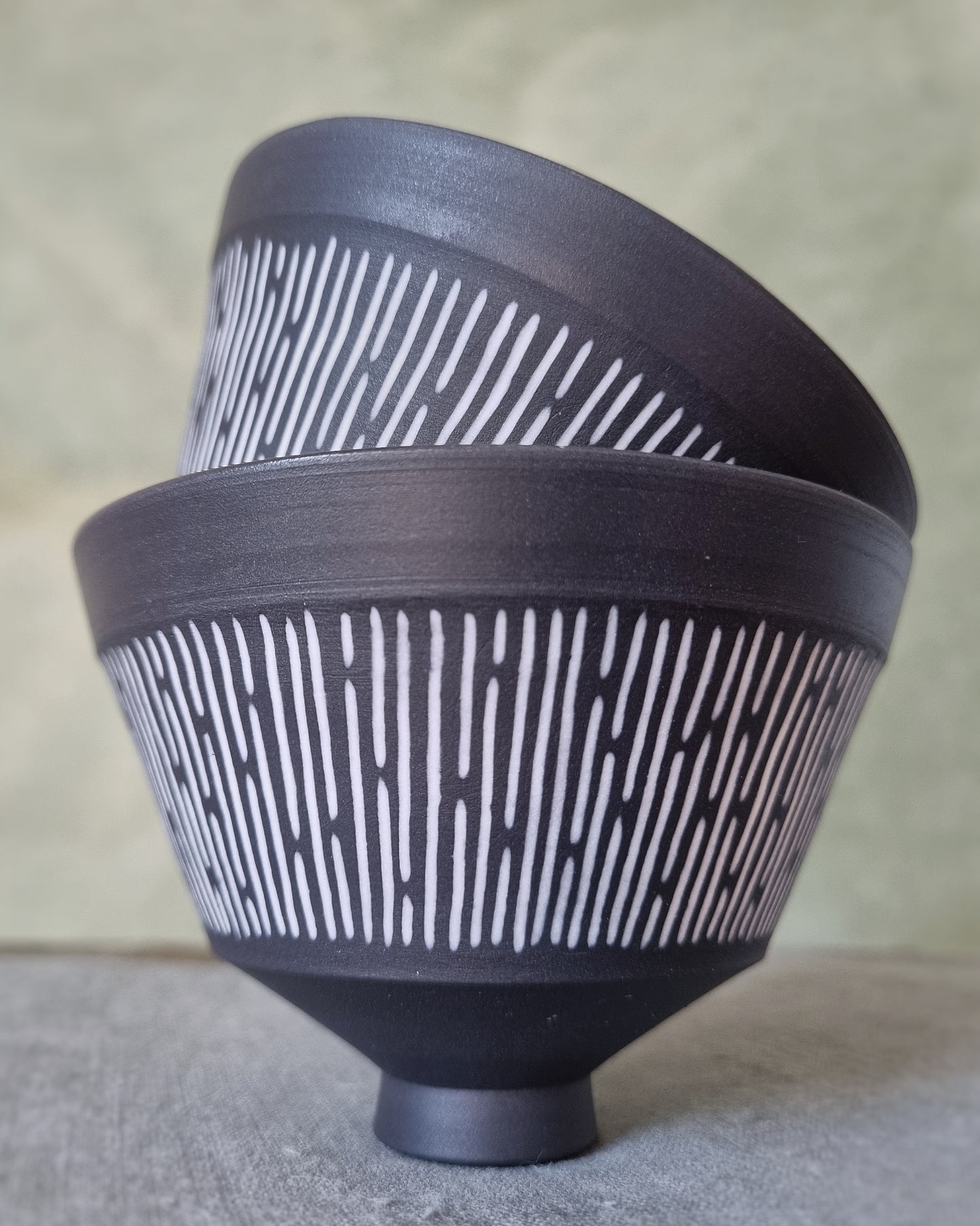 Tasse porcelaine noire lignes blanches