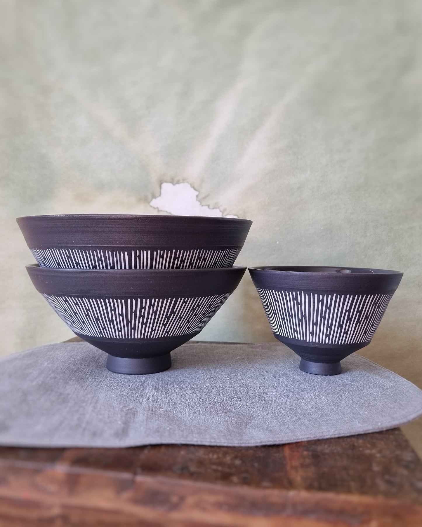 Tasse porcelaine noire lignes blanches