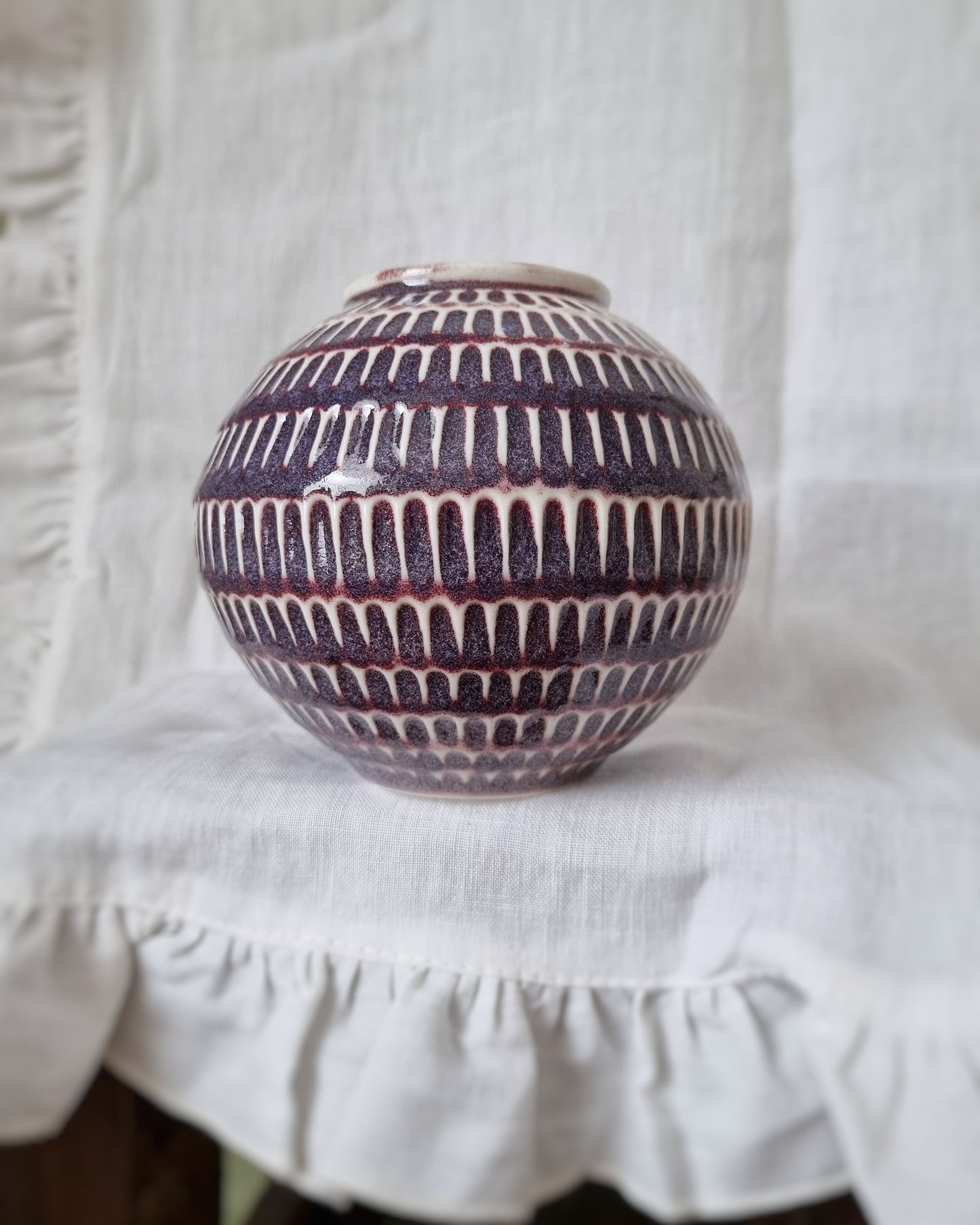 Vase porcelaine gravé rouge