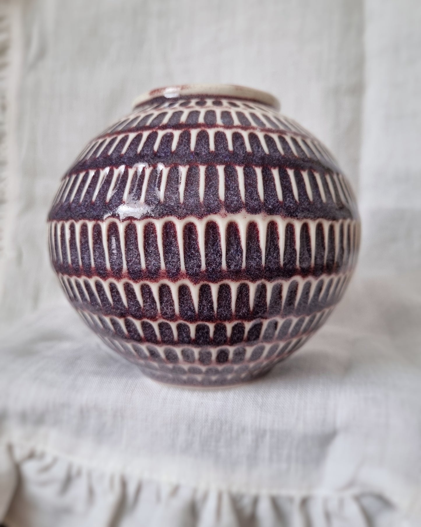 Vase porcelaine gravé rouge