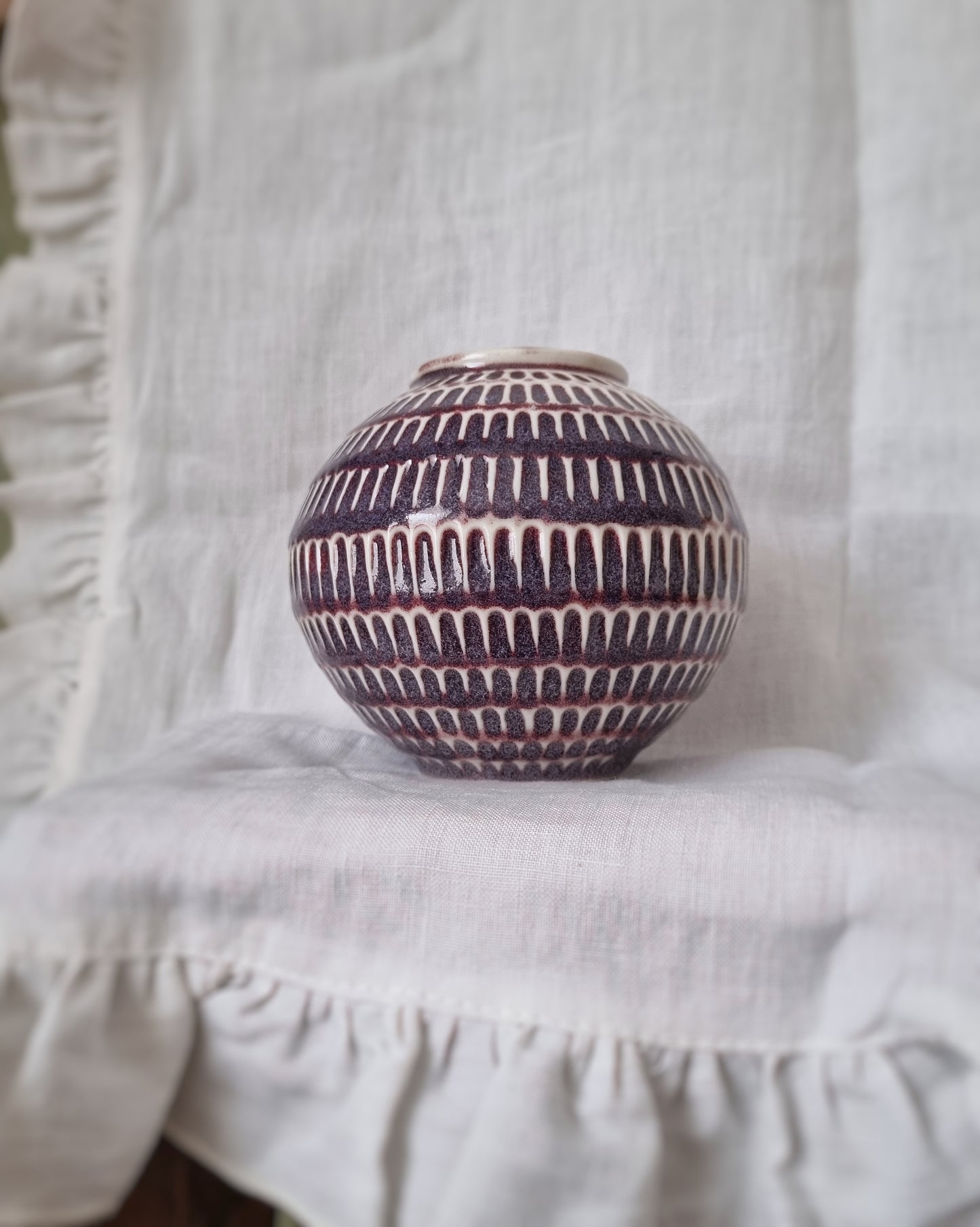 Vase porcelaine gravé rouge