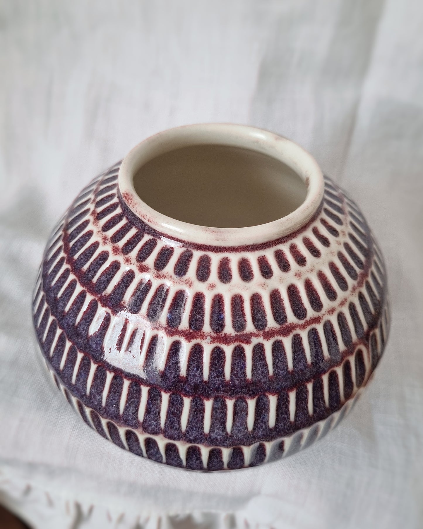 Vase porcelaine gravé rouge