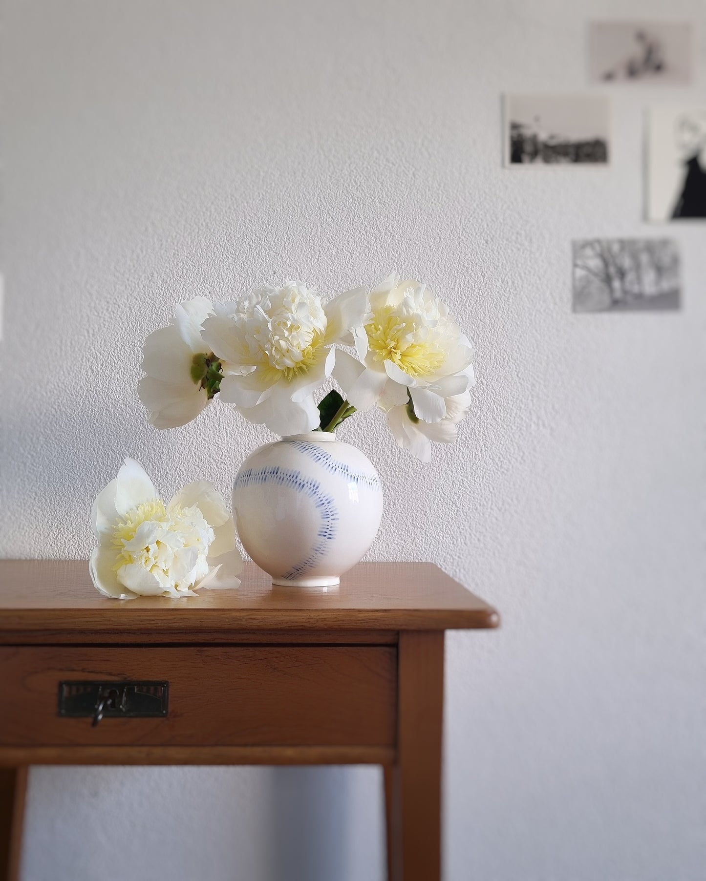 Grand vase en porcelain motifs 'fleurs déroulées'