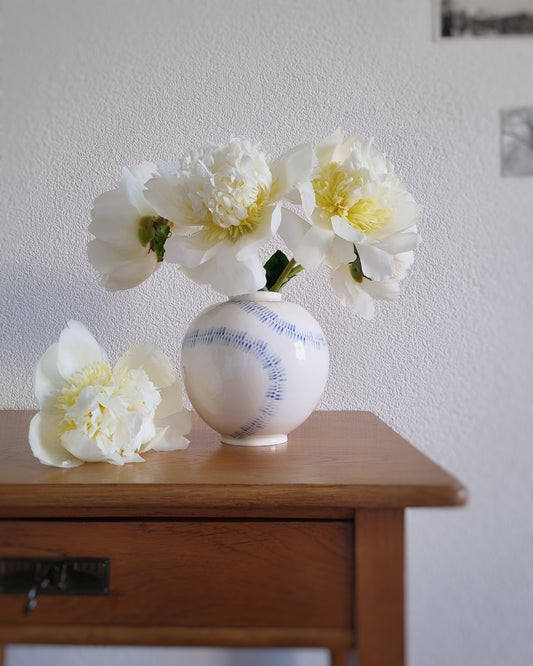 Grand vase en porcelain motifs 'fleurs déroulées'