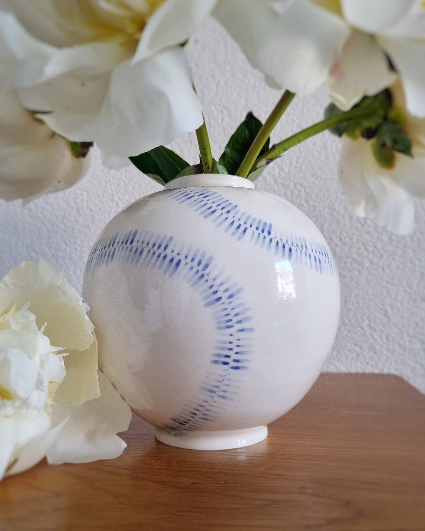 Grand vase en porcelain motifs 'fleurs déroulées'
