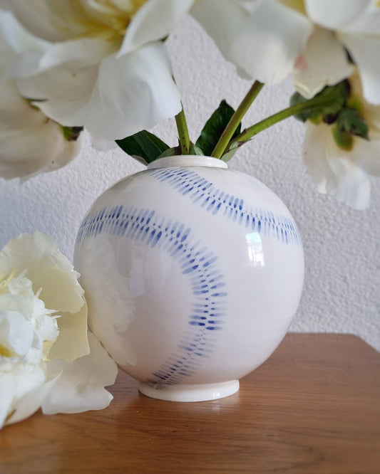 Grand vase en porcelain motifs 'fleurs déroulées'