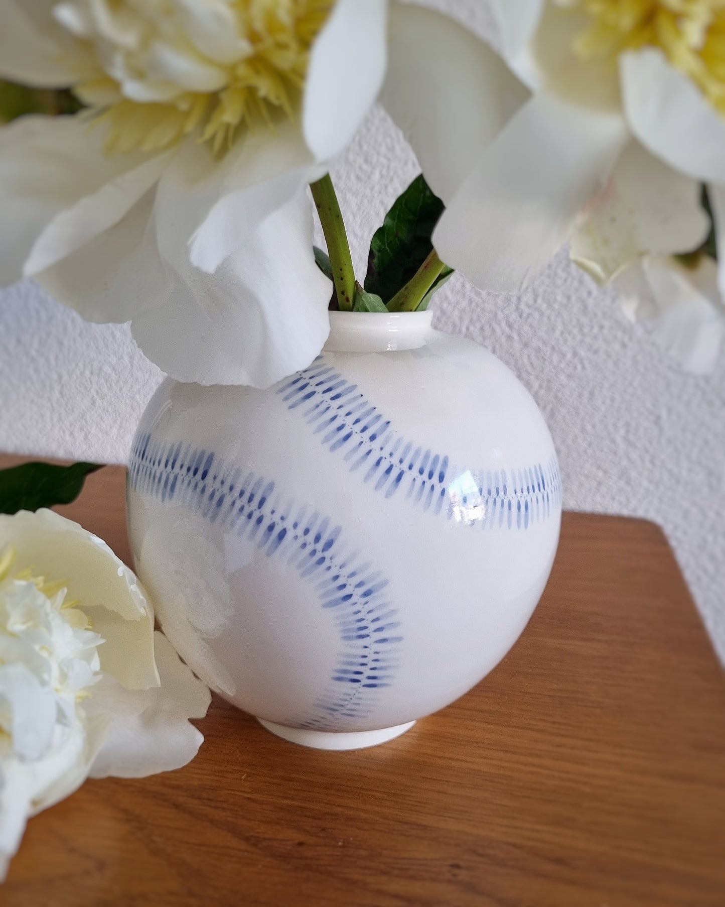 Grand vase en porcelain motifs 'fleurs déroulées'