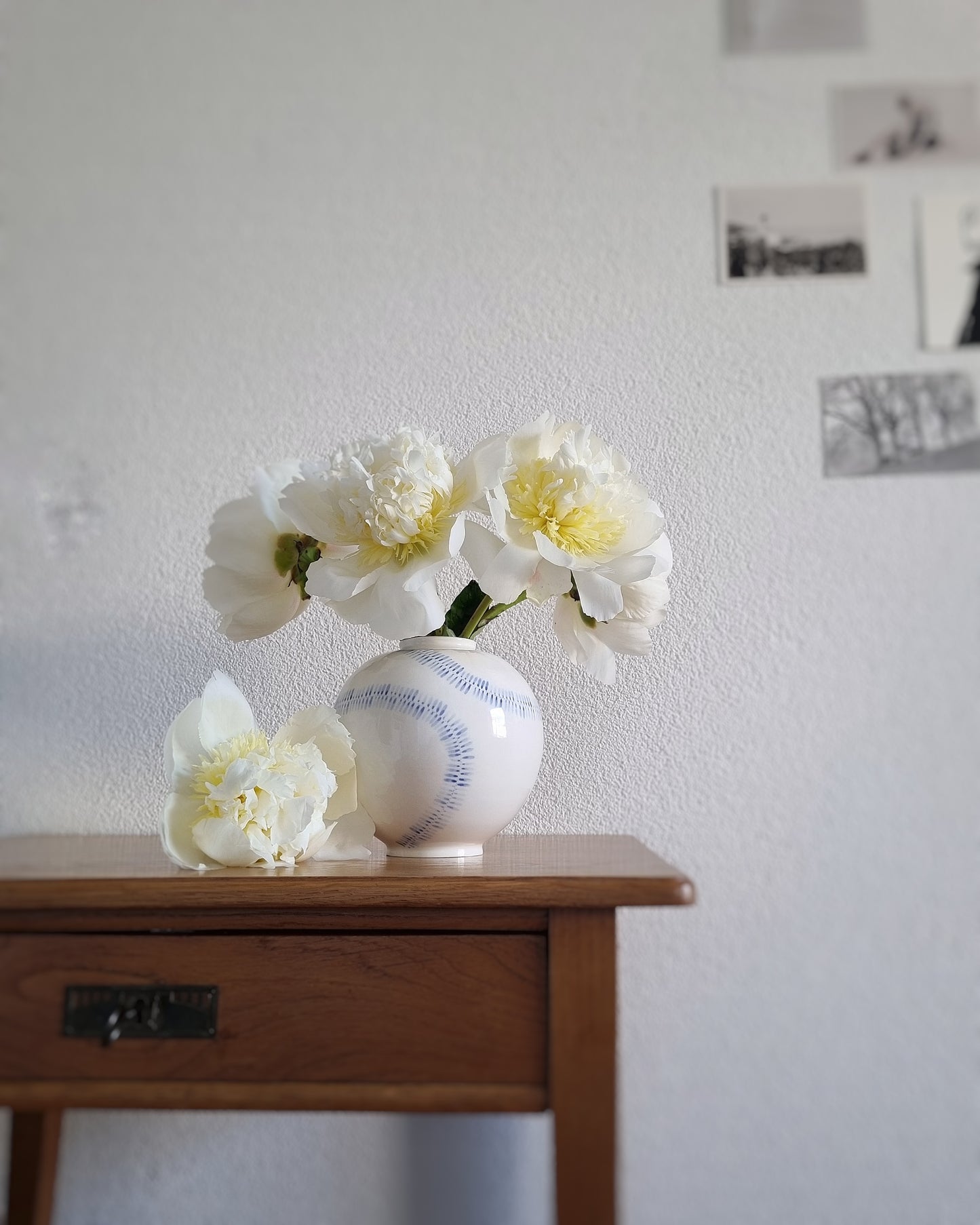 Grand vase en porcelain motifs 'fleurs déroulées'