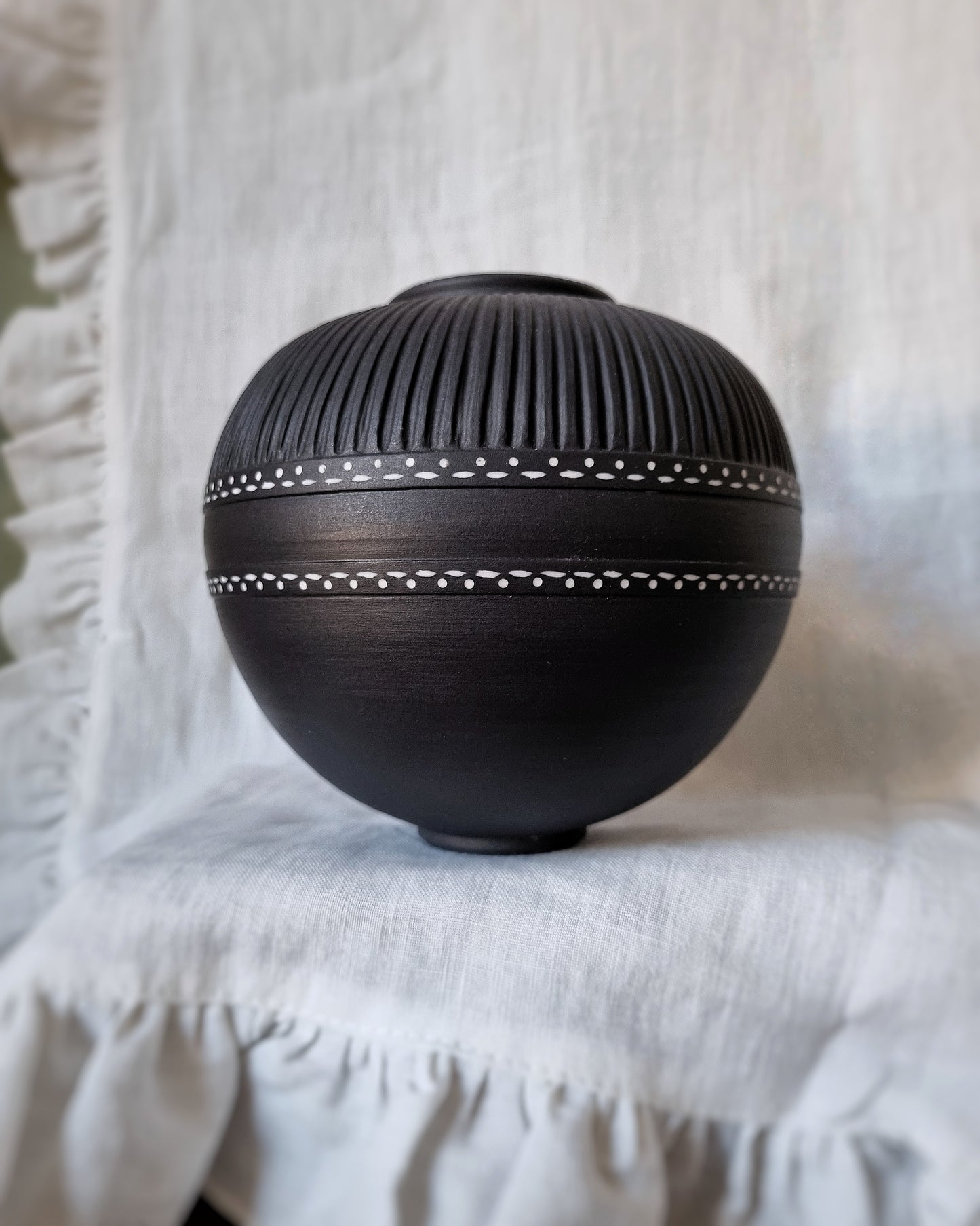 Vase moyen gravé porcelaine noire