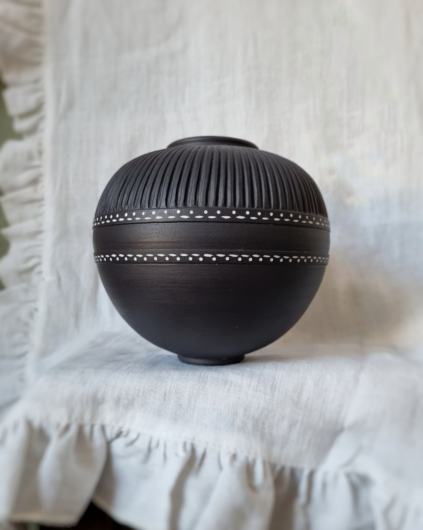 Vase moyen gravé porcelaine noire