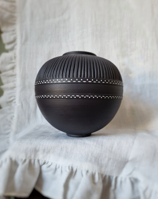 Vase moyen gravé porcelaine noire