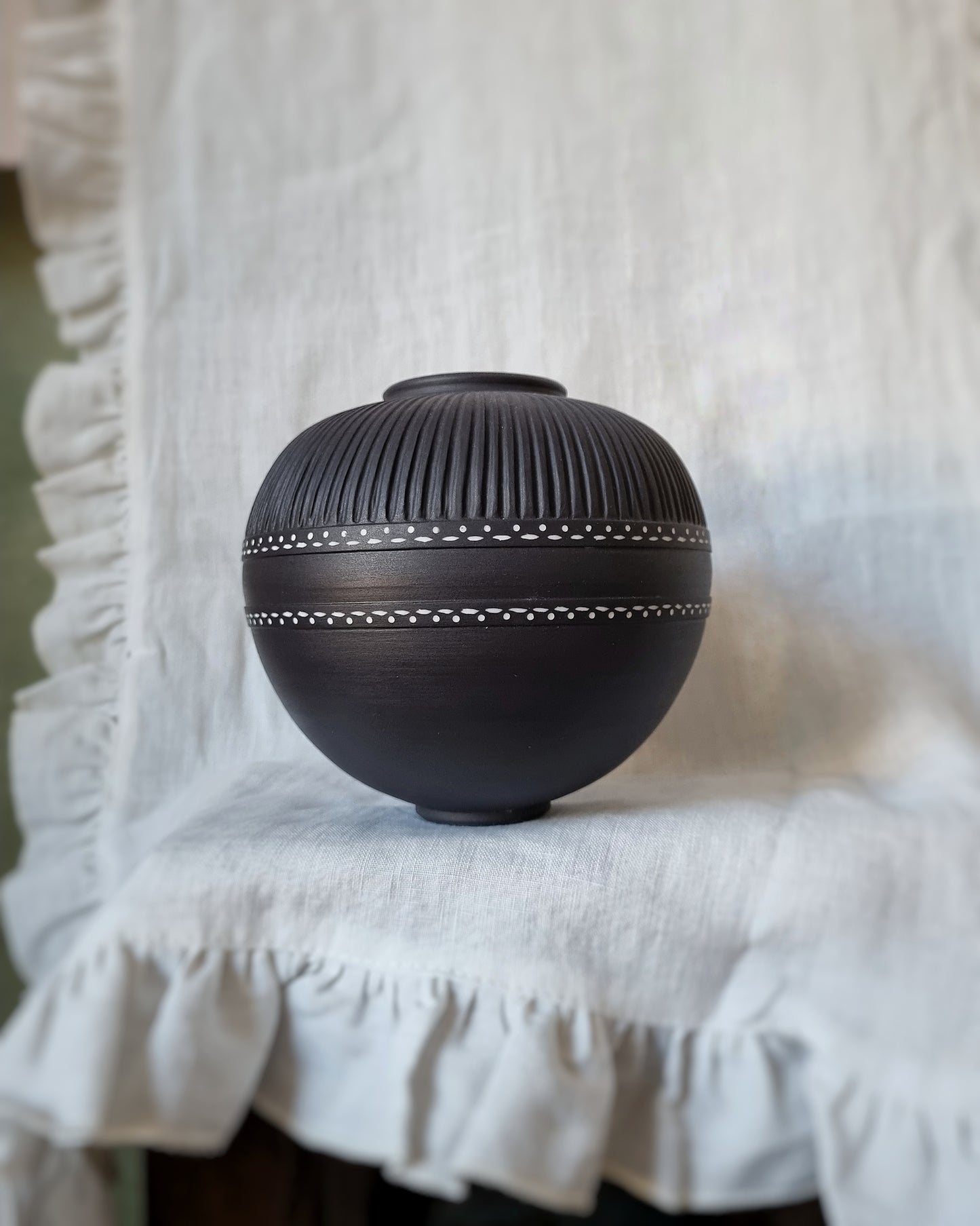Vase moyen gravé porcelaine noire