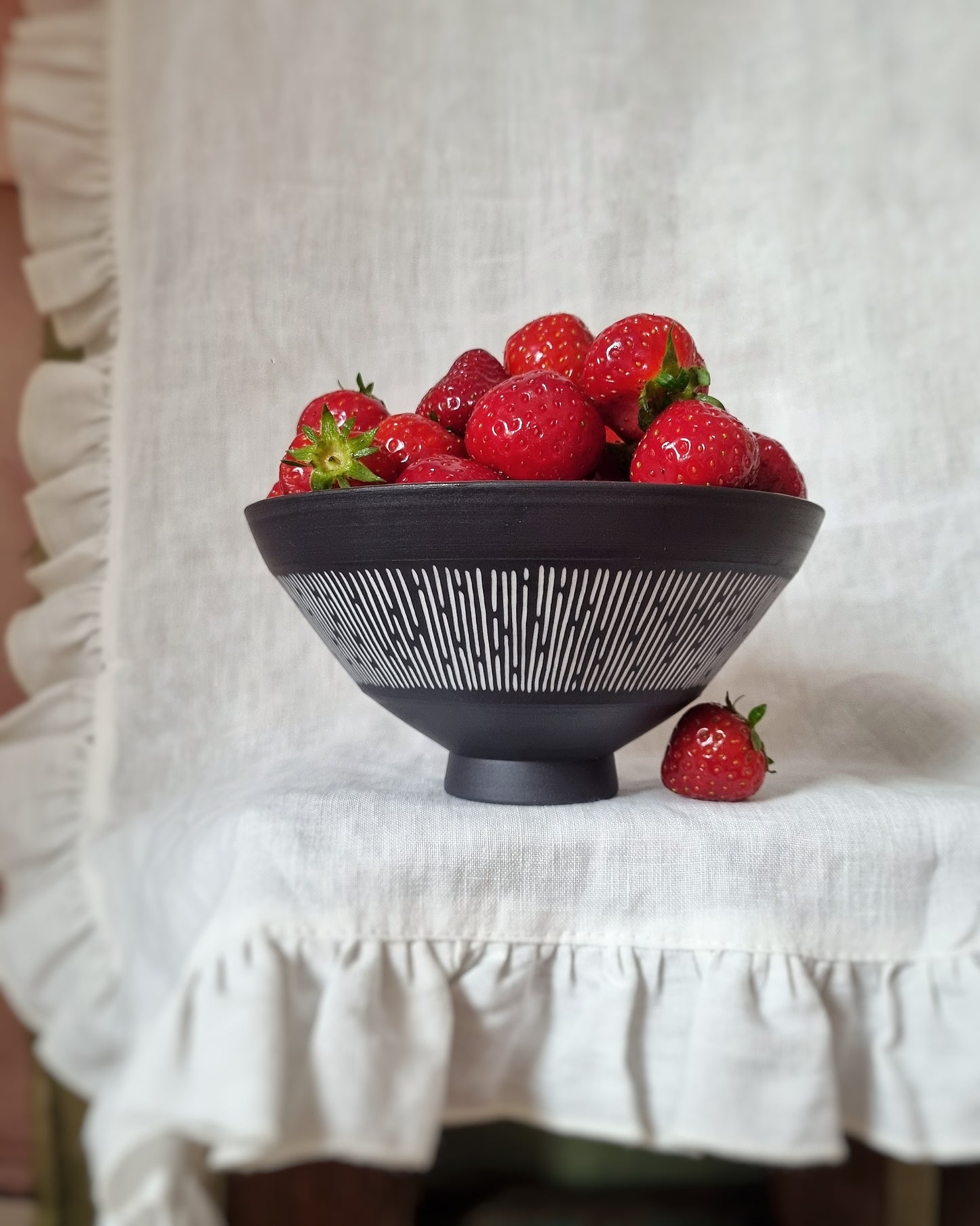 Bol ramen/coupe en porcelaine noire à lignes