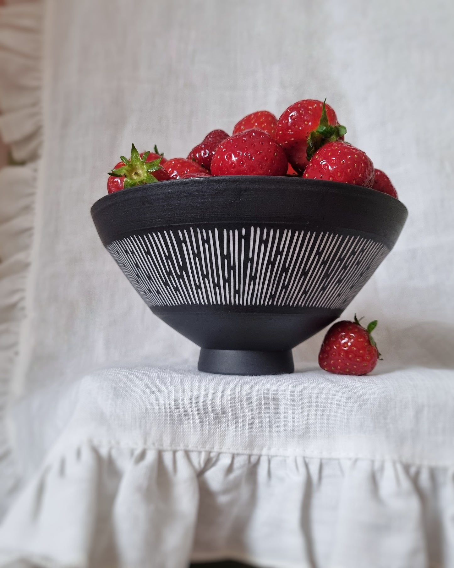 Bol ramen/coupe en porcelaine noire à lignes