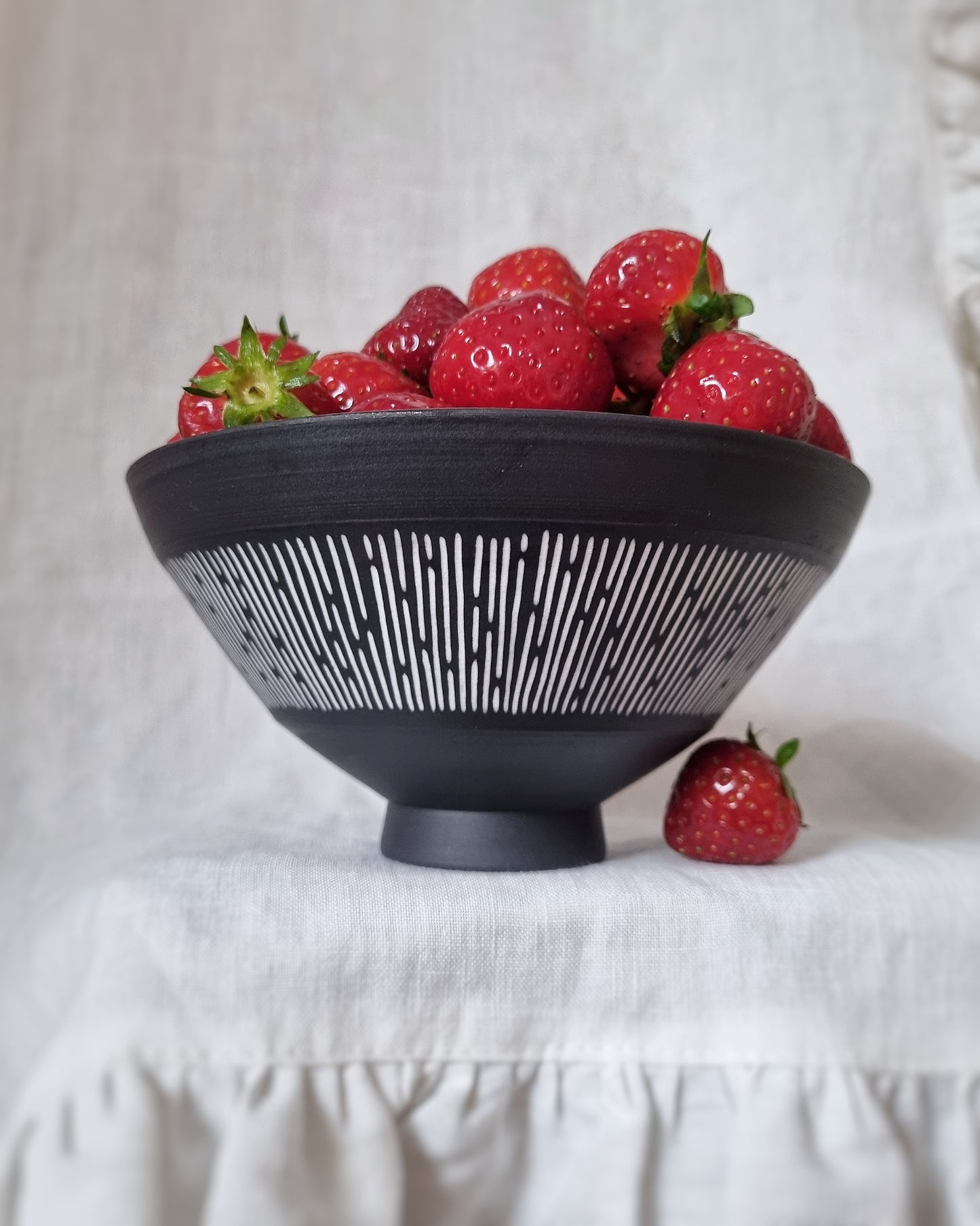 Bol ramen/coupe en porcelaine noire à lignes