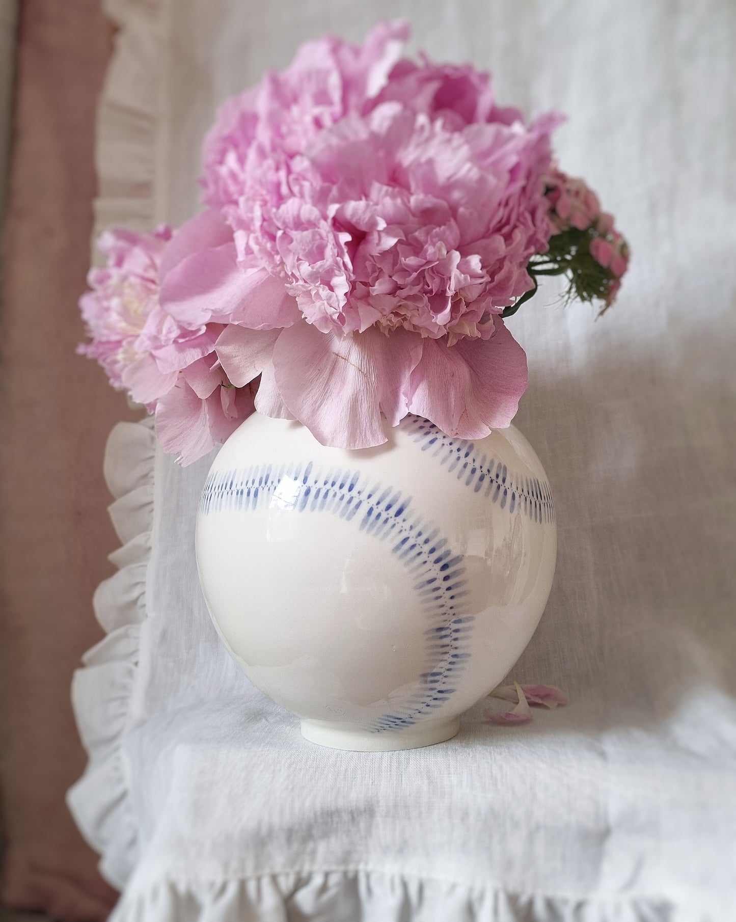 Grand vase en porcelain motifs 'fleurs déroulées'