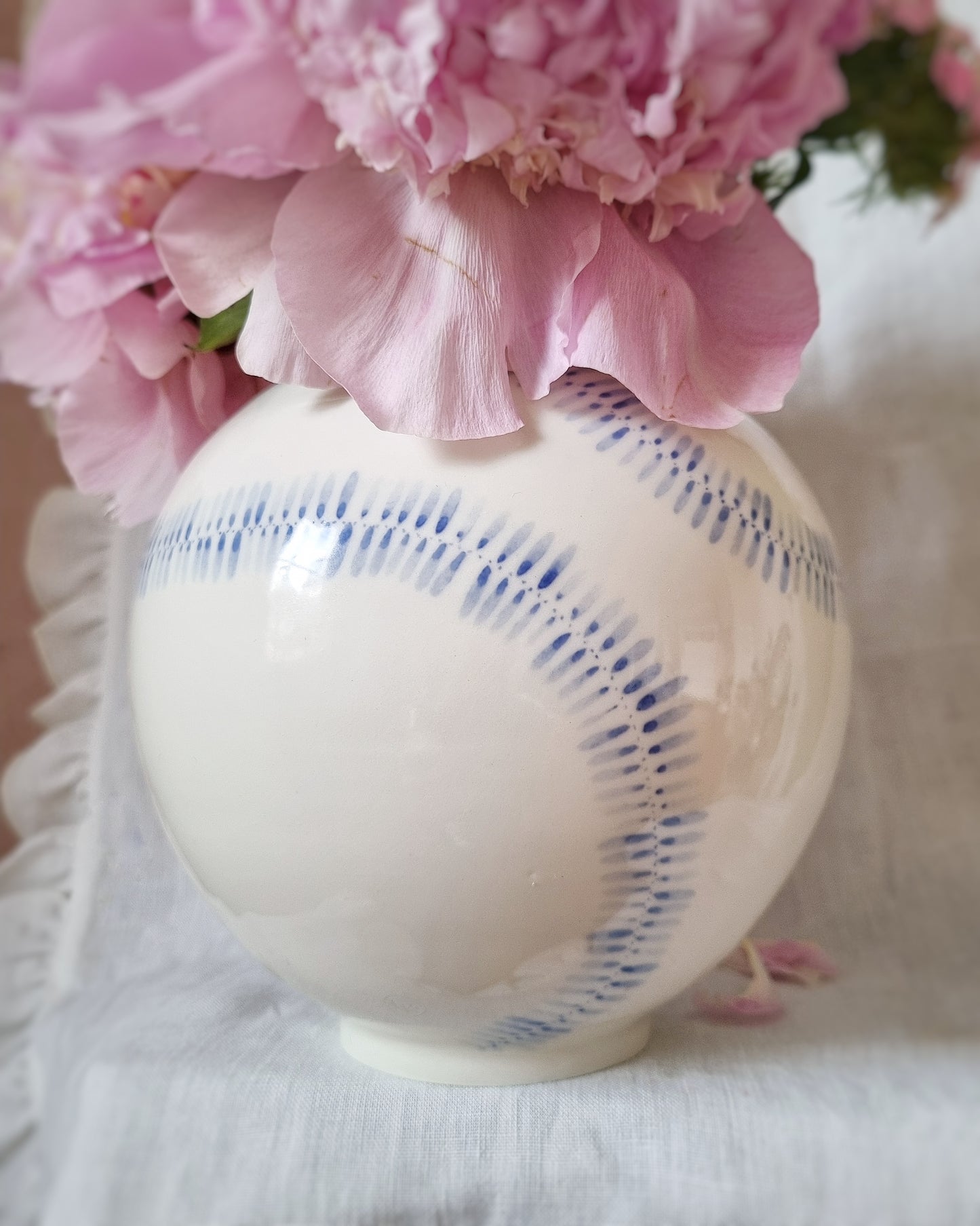 Grand vase en porcelain motifs 'fleurs déroulées'