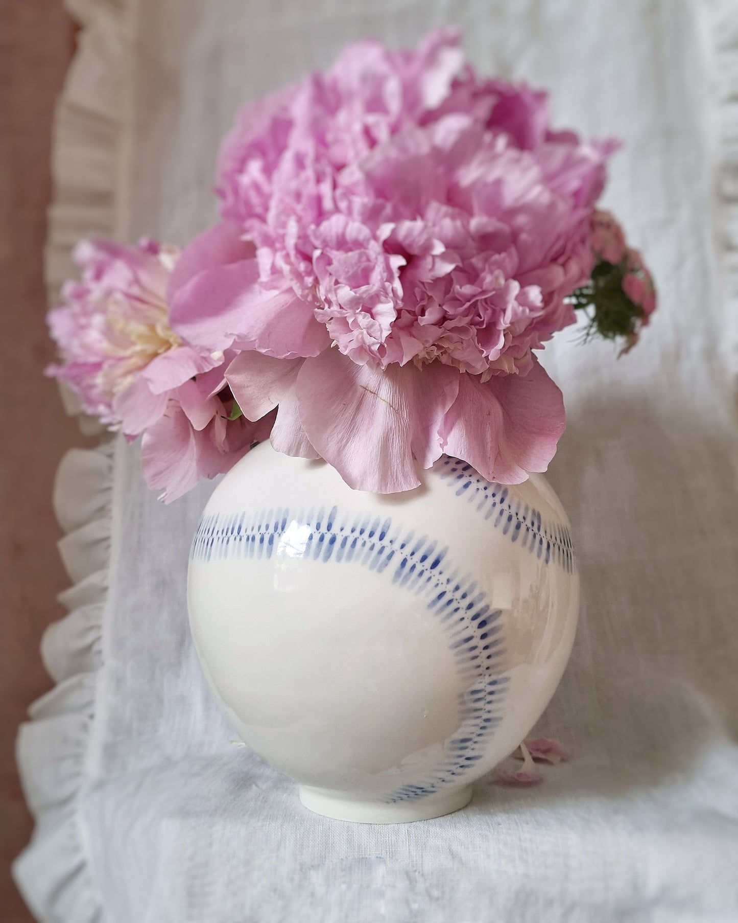 Grand vase en porcelain motifs 'fleurs déroulées'