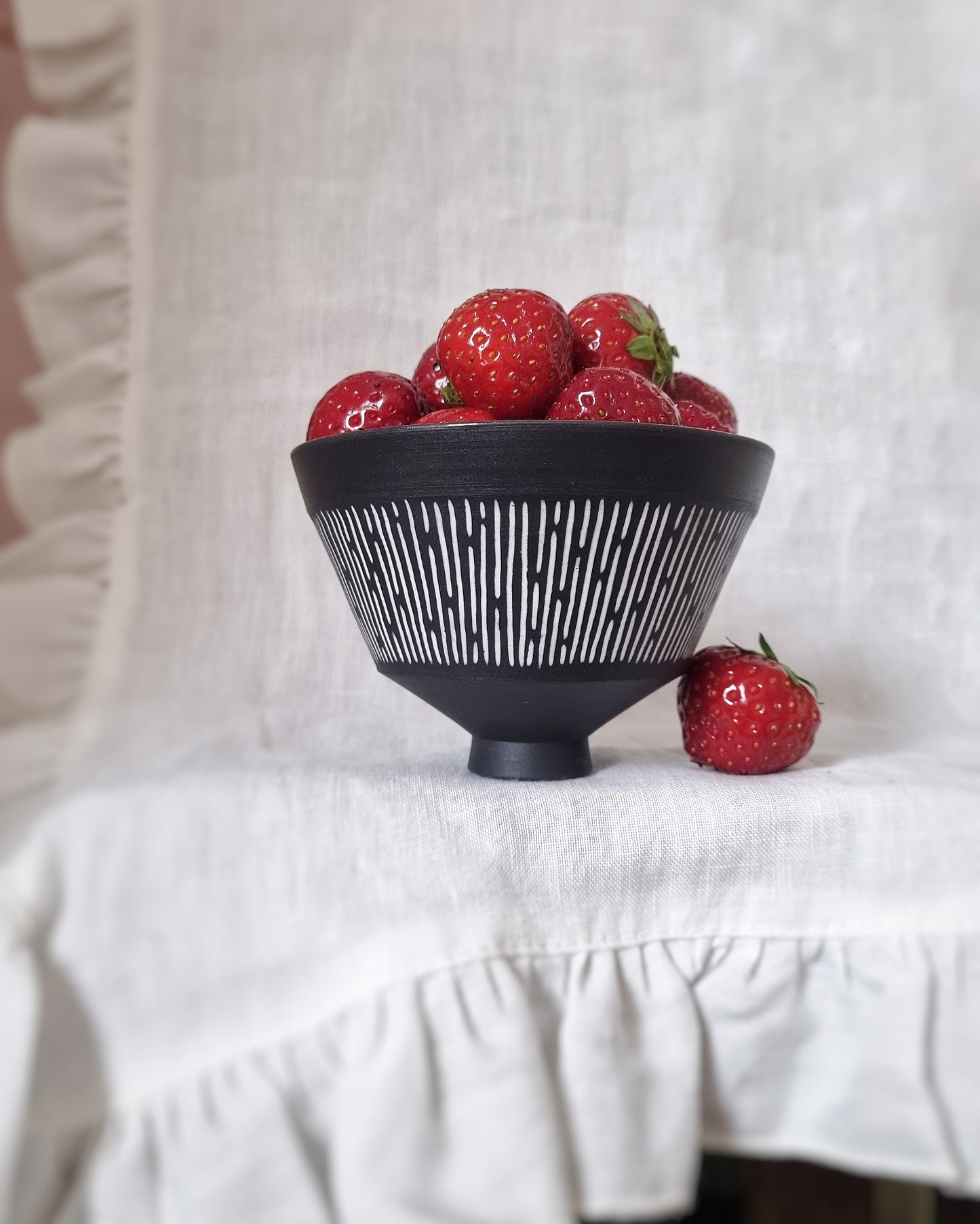 Petit bol en porcelaine noire lignes blanches