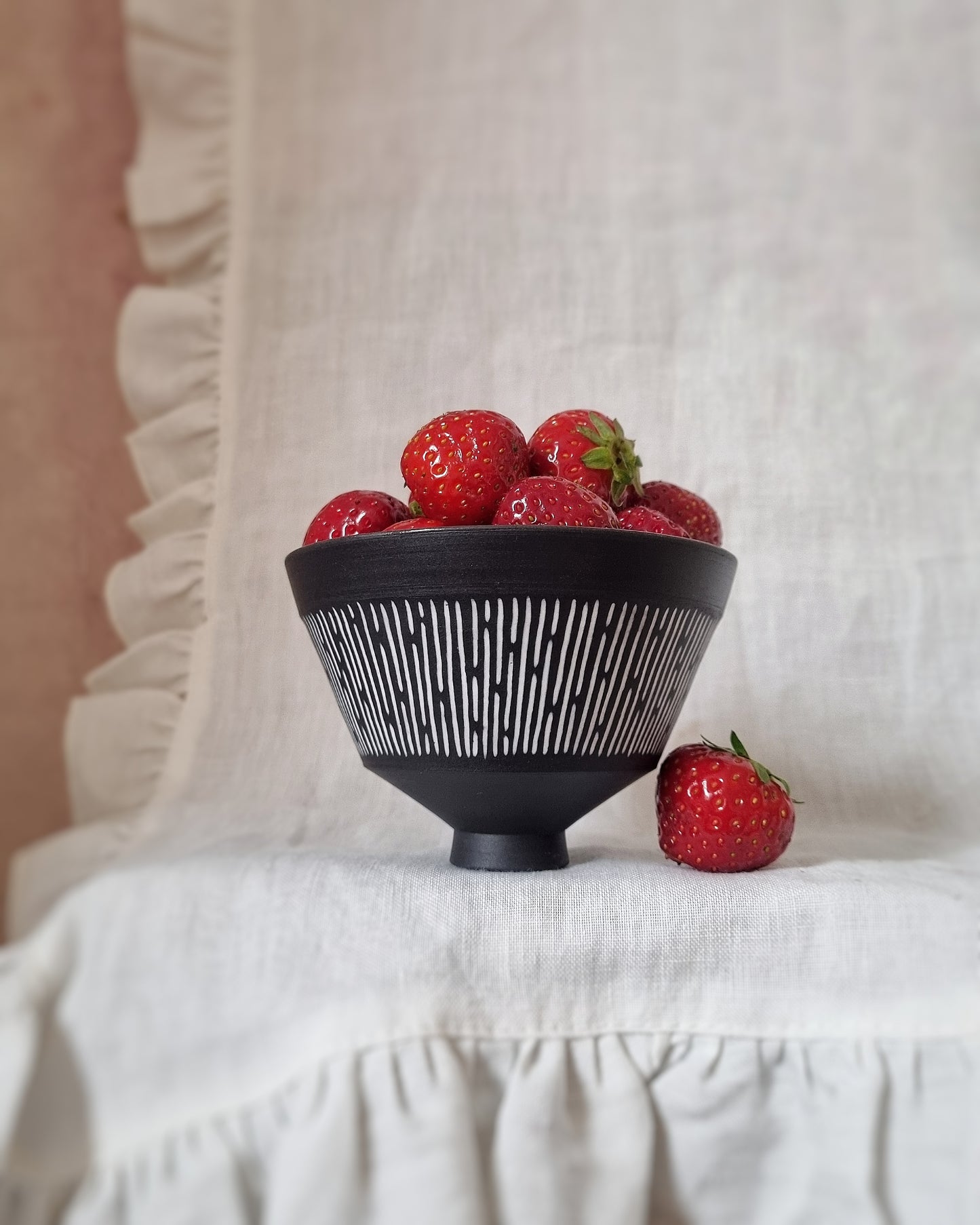Petit bol en porcelaine noire lignes blanches