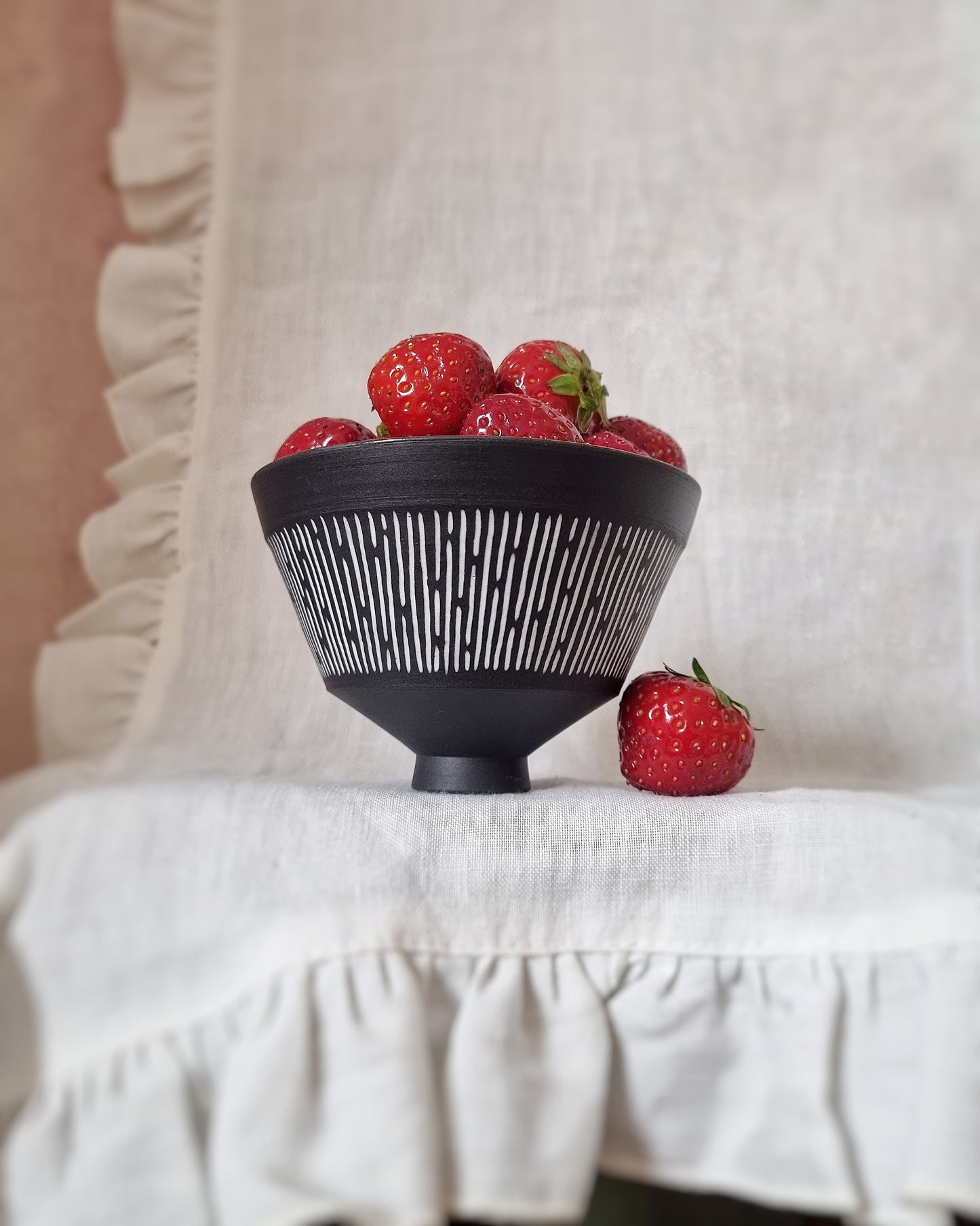 Petit bol en porcelaine noire lignes blanches