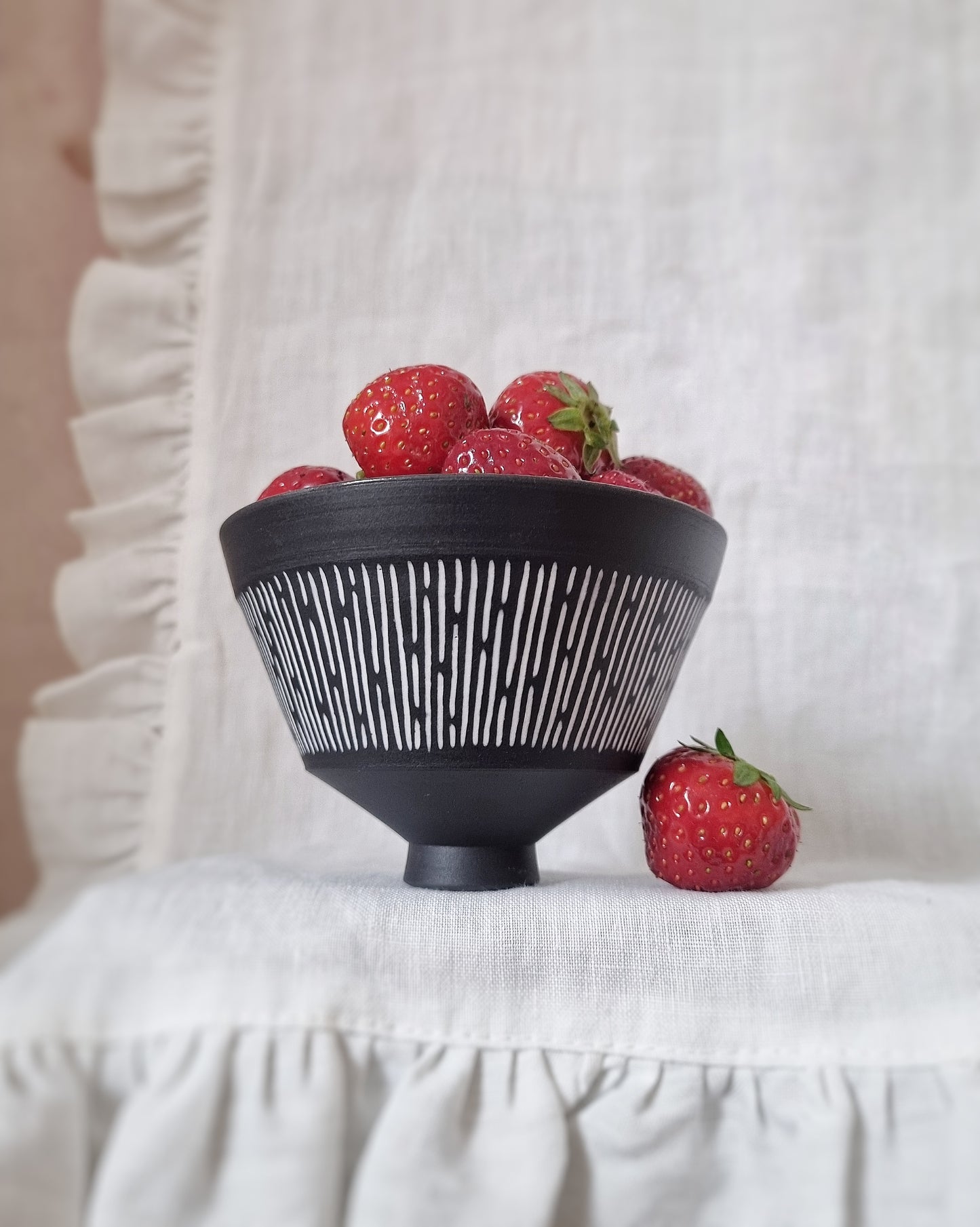 Petit bol en porcelaine noire lignes blanches