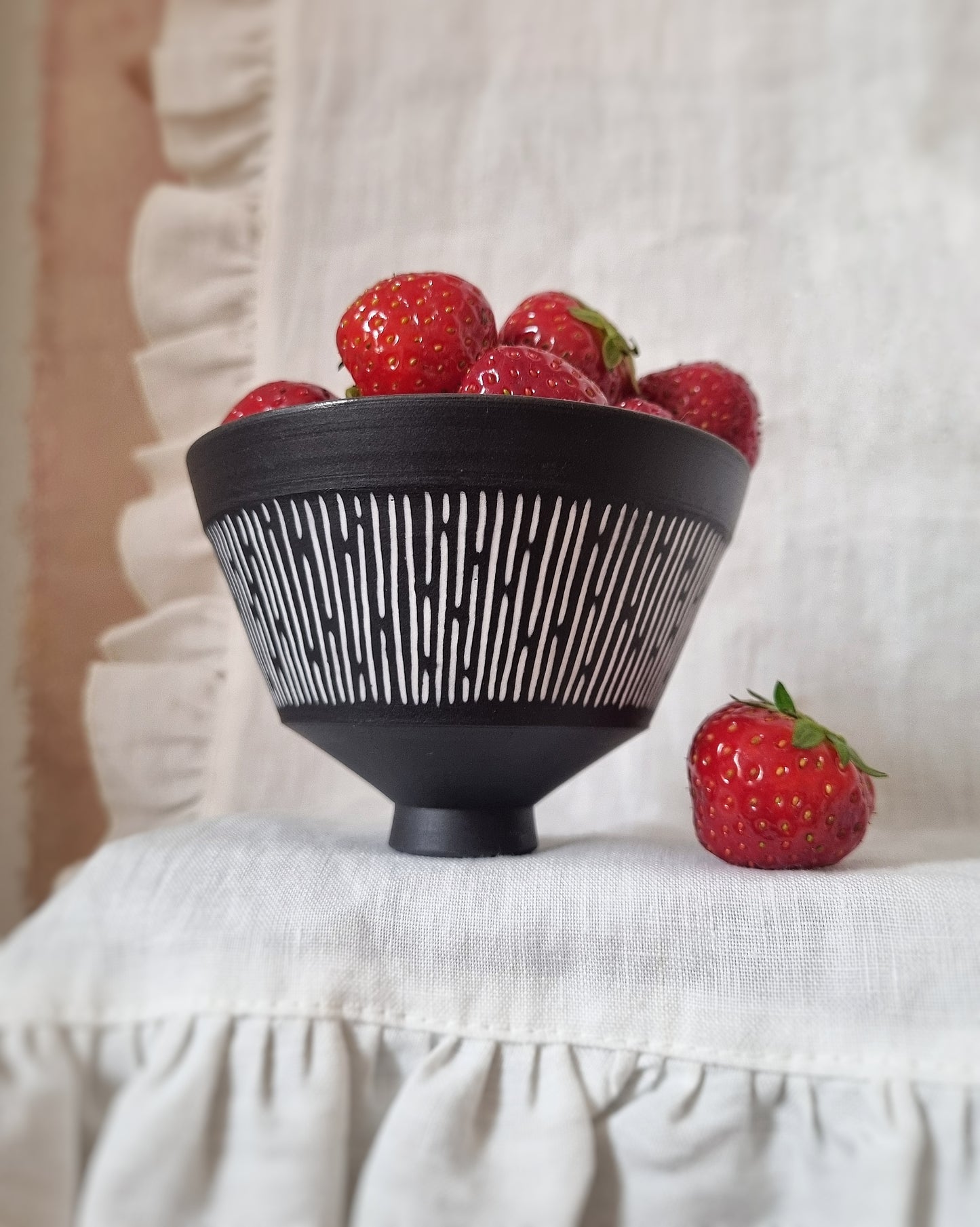 Petit bol en porcelaine noire lignes blanches