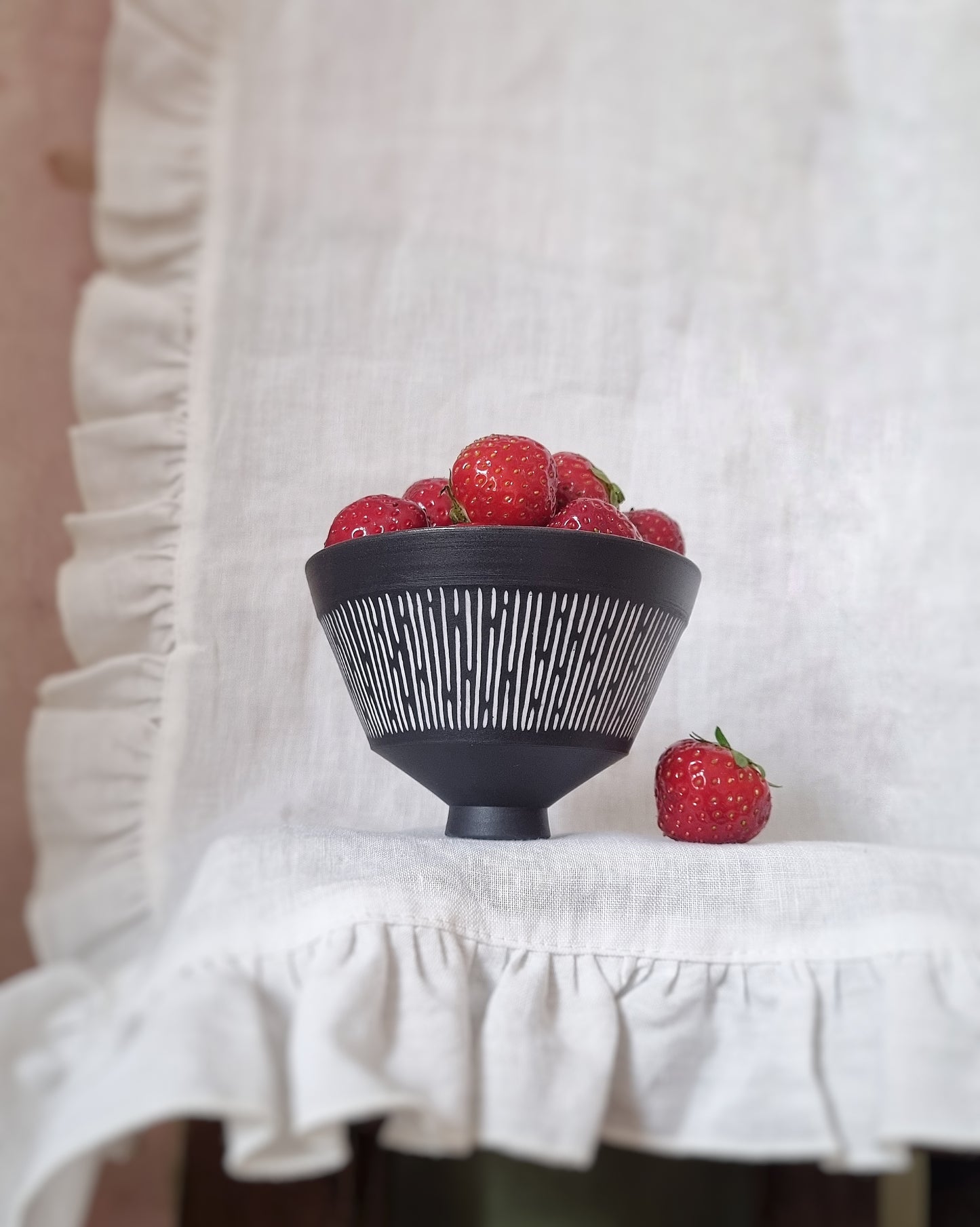 Petit bol en porcelaine noire lignes blanches