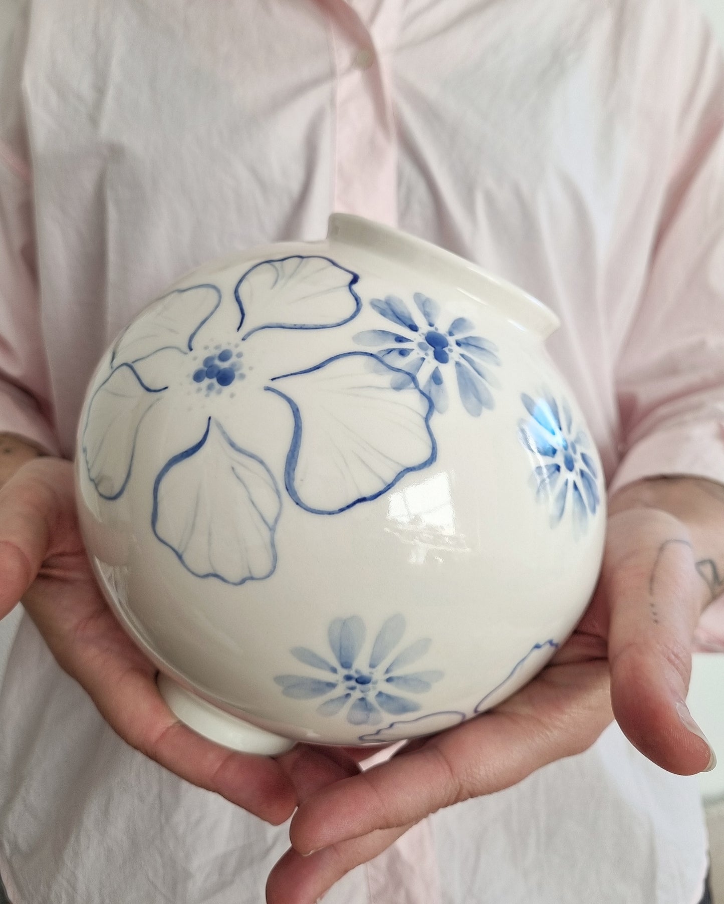 Grand vase en porcelaine avec fleurs bleues