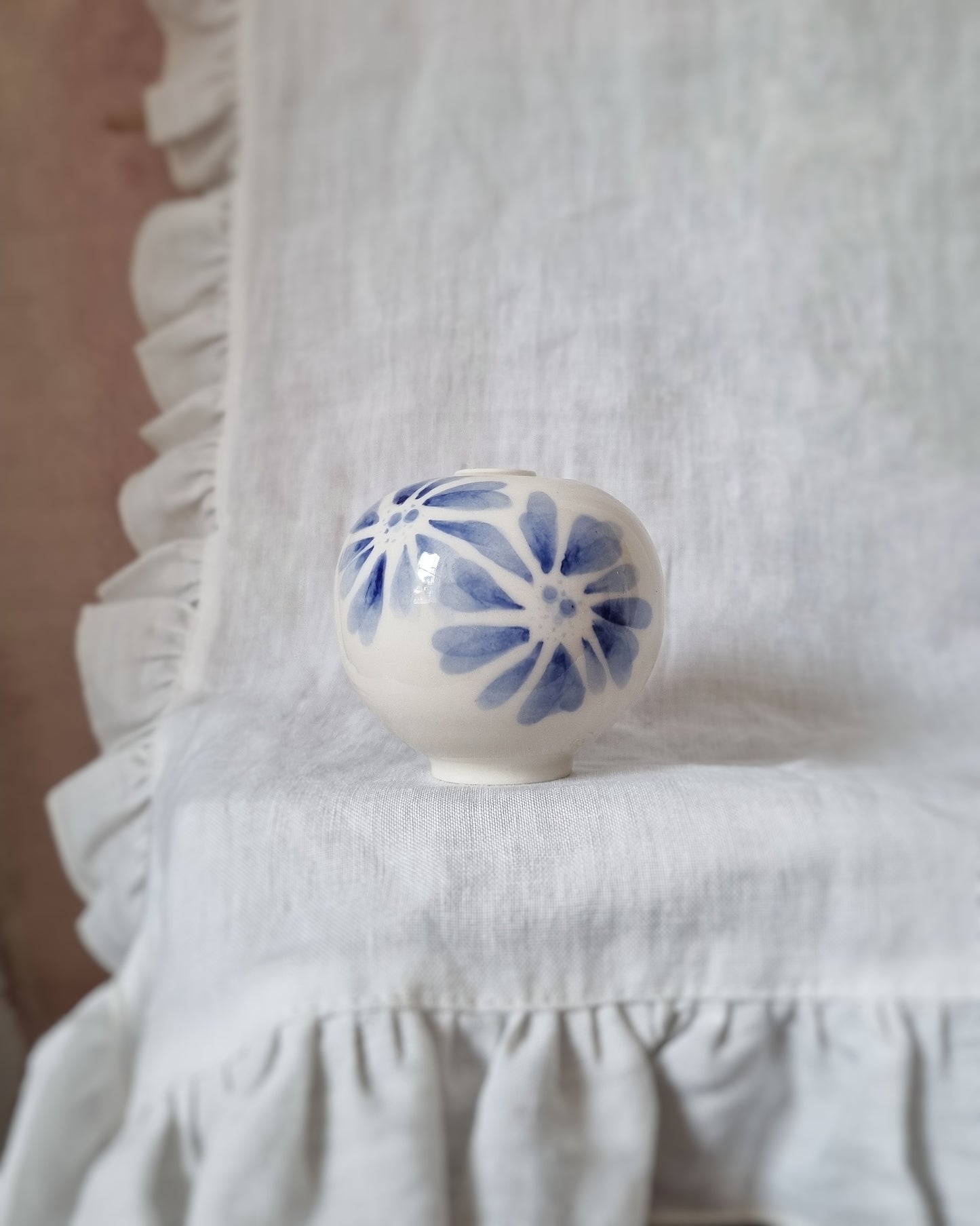Mini vase en porcelaine avec fleurs bleues — A
