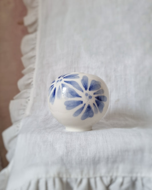 Mini vase en porcelaine avec fleurs bleues — A