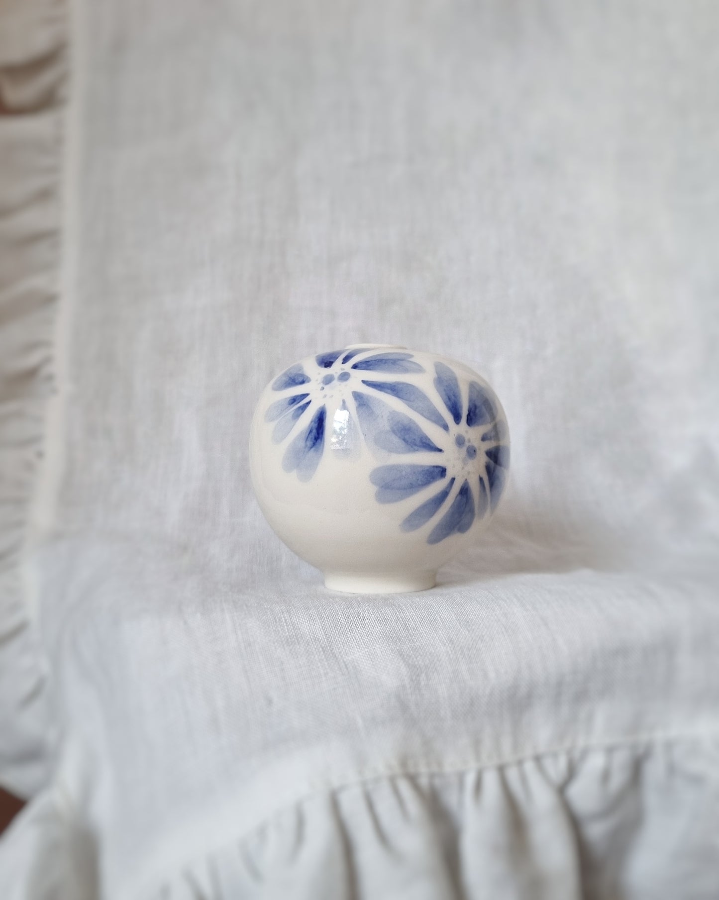 Mini vase en porcelaine avec fleurs bleues — A
