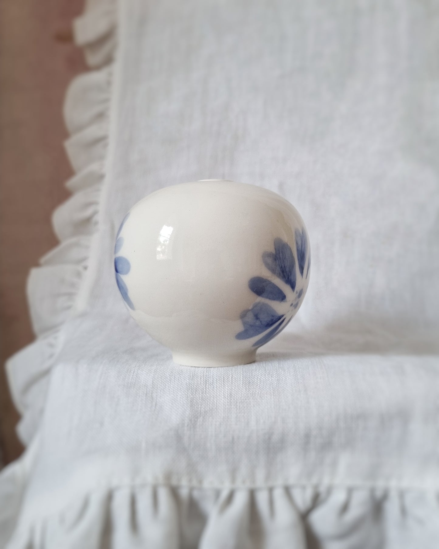 Mini vase en porcelaine avec fleurs bleues — A