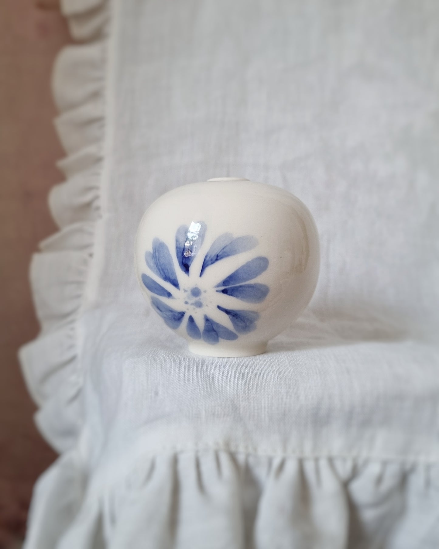 Mini vase en porcelaine avec fleurs bleues — A