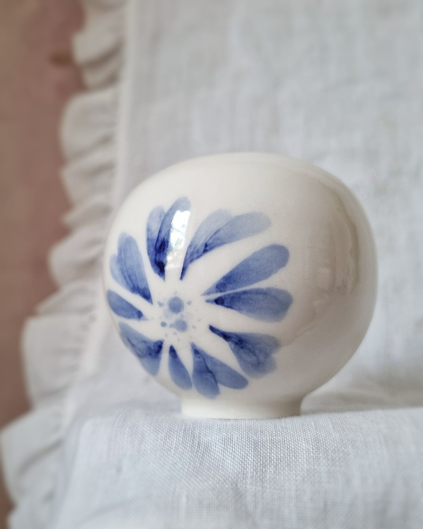 Mini vase en porcelaine avec fleurs bleues — A