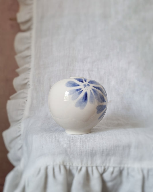 Mini vase en porcelaine avec fleurs bleues — A
