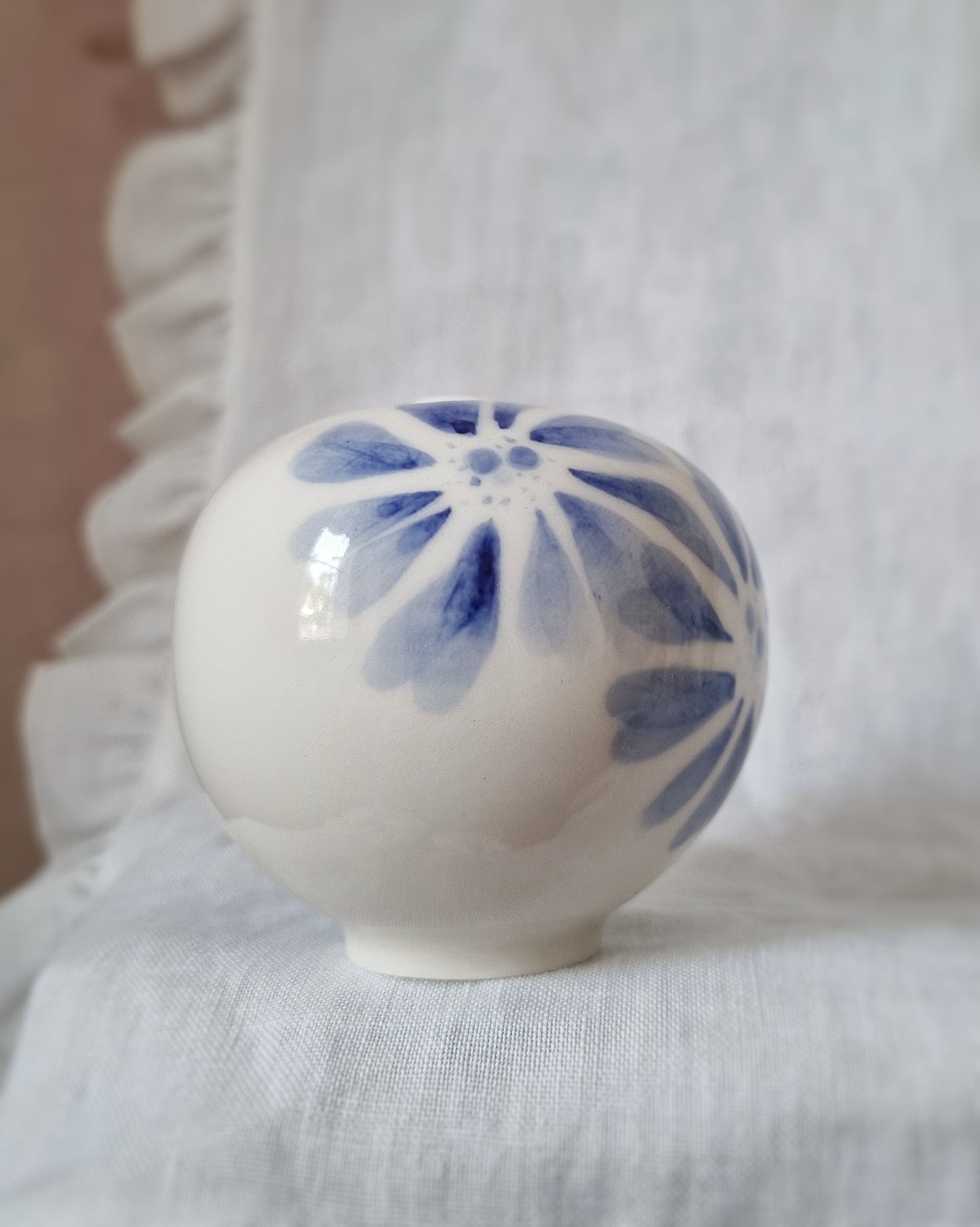 Mini vase en porcelaine avec fleurs bleues — A