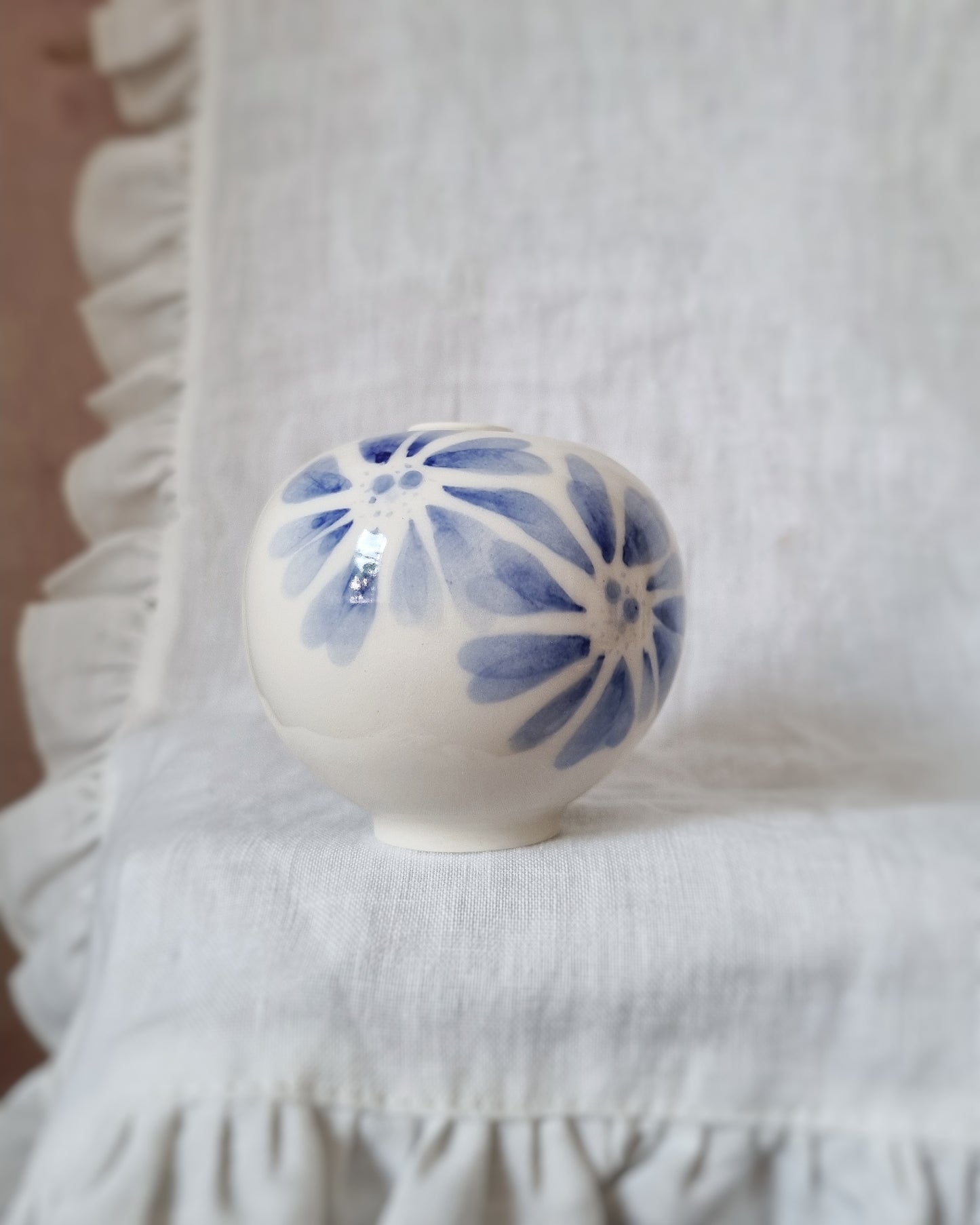 Mini vase en porcelaine avec fleurs bleues — A